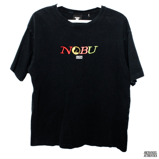 Kith x Nobu camiseta con logo múltiple negra
