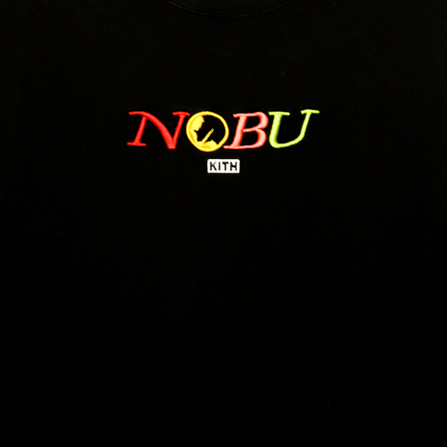 Kith x Nobu camiseta con logo múltiple negra