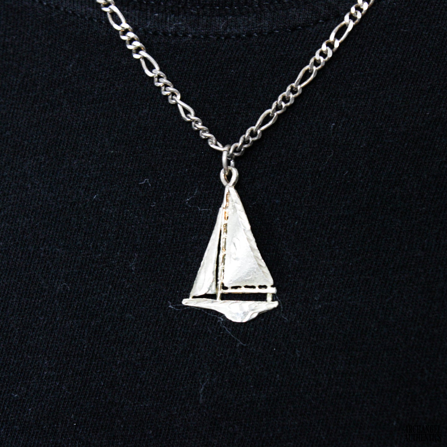 Cadena Figaro de plata esterlina con colgante de velero